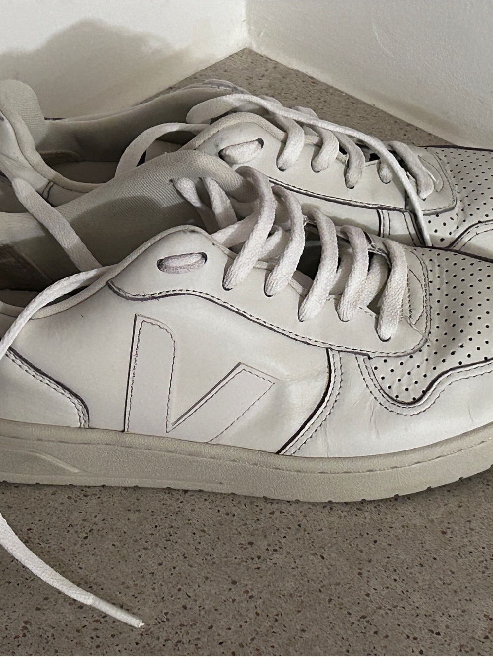 VEJA V-10 Low Top Leather Sneakers White - Size EUR 39 / US 6 Men / US 8 Women